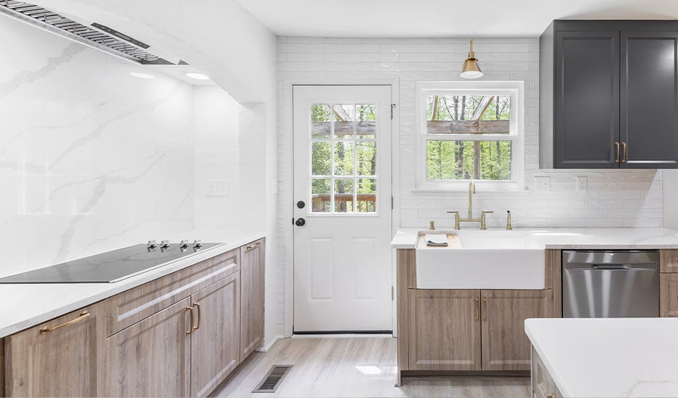 custom-rtf-cabinets-quartz-backsplash-and-farmhouse-sink