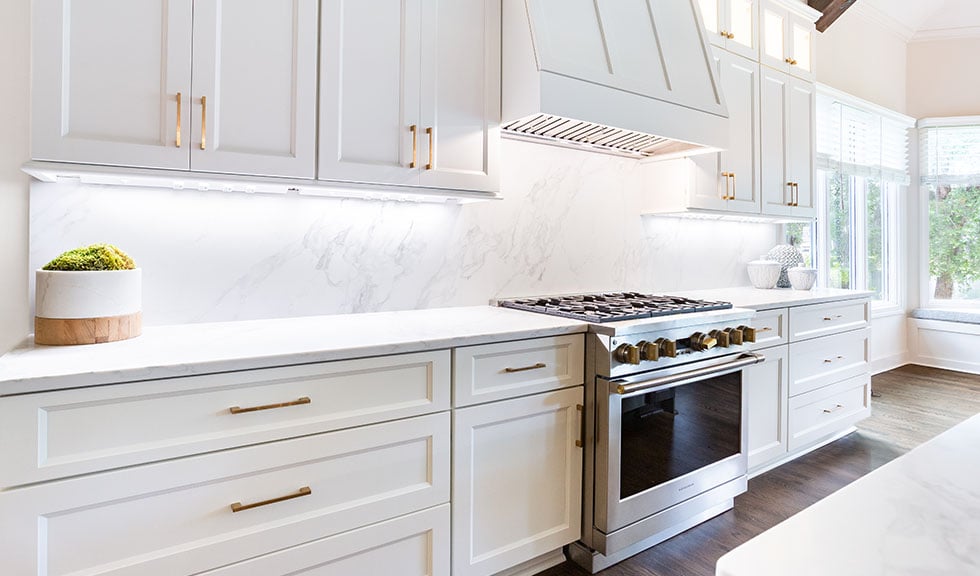 custom-kitchen-range-hood-white-cabinets-backsplash