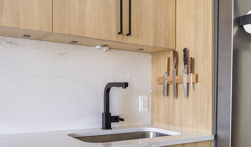 light-wood-rtf-kitchen-cabinets-quartz-backsplash-modern